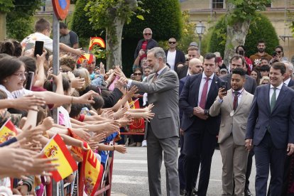 El rey Felipe VI y el presidente de la Junta, Alfonso Fernández Mañueco, inauguran la XXVII edición de Las Edades del Hombre, con sede compartida entre Villafranca del Bierzo y Santiago de Compostela. En la imagen el rey saluda a los vecinos de Villafranca del Bierzo