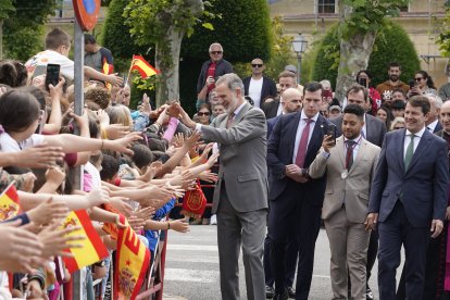 El rey Felipe VI inaugura la XXVII edición de Las Edades del Hombre, con sede compartida entre Villafranca del Bierzo y Santiago de Compostela. Al acto asiste, entre otras autoridades, el presidente de la Junta, Alfonso Fernández Mañueco