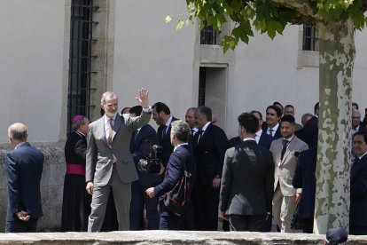 El rey Felipe VI inaugura la XXVII edición de Las Edades del Hombre, con sede compartida entre Villafranca del Bierzo y Santiago de Compostela. Al acto asiste, entre otras autoridades, el presidente de la Junta, Alfonso Fernández Mañueco