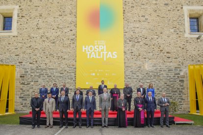 El rey Felipe VI inaugura la XXVII edición de Las Edades del Hombre, con sede compartida entre Villafranca del Bierzo y Santiago de Compostela. Al acto asiste, entre otras autoridades, el presidente de la Junta, Alfonso Fernández Mañueco