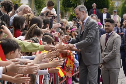 El rey Felipe VI y el presidente de la Junta, Alfonso Fernández Mañueco, inauguran la XXVII edición de Las Edades del Hombre, con sede compartida entre Villafranca del Bierzo y Santiago de Compostela. En la imagen el rey saluda a los vecinos de Villafranca del Bierzo