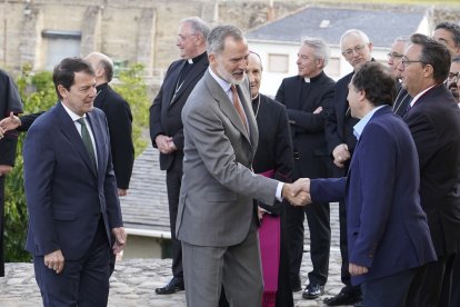 El rey Felipe VI y el presidente de la Junta, Alfonso Fernández Mañueco, inauguran la XXVII edición de Las Edades del Hombre, con sede compartida entre Villafranca del Bierzo y Santiago de Compostela. En la imagen saluda a las autoridades a la llegada a Villafranca del Bierzo