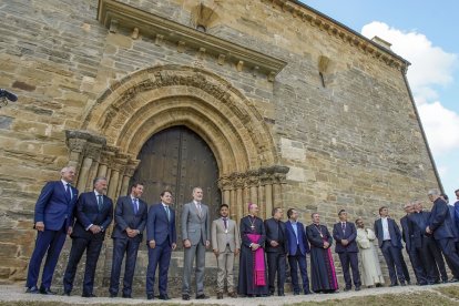 El rey Felipe VI y el presidente de la Junta, Alfonso Fernández Mañueco, inauguran la XXVII edición de Las Edades del Hombre, con sede compartida entre Villafranca del Bierzo y Santiago de Compostela. En la imagen en la Puerta del Perdón de la iglesia de Santiago de Villafranca del Bierzo