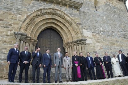 El rey Felipe VI y el presidente de la Junta, Alfonso Fernández Mañueco, inauguran la XXVII edición de Las Edades del Hombre, con sede compartida entre Villafranca del Bierzo y Santiago de Compostela. En la imagen en la Puerta del Perdón de la iglesia de Santiago de Villafranca del Bierzo
