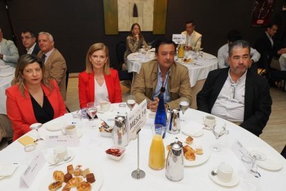Almudena Cembrano (Edigrup), Reyes Alonso (Castilla y León EsRadio), Julio Muñoz Toro (AGC Inmo) y Juan Ramón Jiménez (Experiencia Silver al servicio de la empresa), en el Club de Prensa 'Claves del futuro: Energía, Vivienda y Jóvenes’