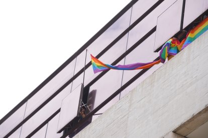 La bandera arcoíris luce ya en las ventanas de los despachos del PSOE en las Cortes de Castilla y León