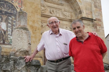 Alejandro Moreno, y Julián, voluntario y usuario del programa 'Uno a Uno' de Futudis, en Morales del Vino (Zamora).