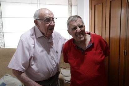 Alejandro Moreno, y Julián, voluntario y usuario del programa 'Uno a Uno' de Futudis, en Morales del Vino (Zamora).