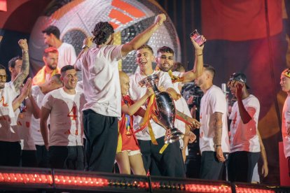 María Caamaño Múñez levanta la Eurocopa en la Cibeles