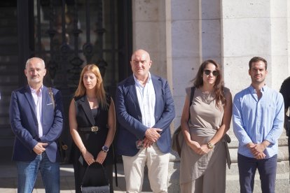 Minuto de silencio convocado por el Ayuntamiento de Valladolid en la plaza Mayor.