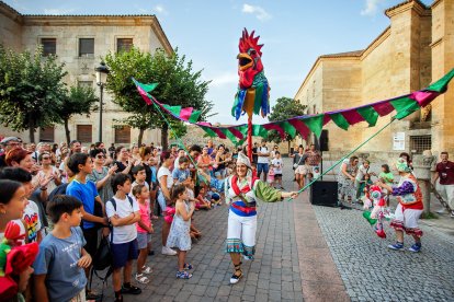 La compañía Titiriteros de Binéfar se lleva el galardón en el apartado mejor espectáculo de calle con el espectáculo ‘El abrazo’.