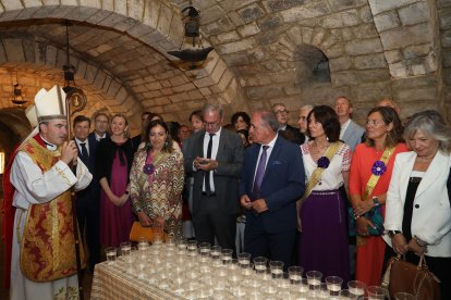 La vicepresidenta de la Junta de Castilla y León y consejera de Familia e Igualdad de Oportunidades, Isabel Blanco(C), junto al consejero de Economía y Hacienda ,Carlos Fernandez Carrieo; a la alcadesa Miriam Andrés; y a la presidenta de la Diputación Angeles Armisén, entre otros, asiste a los actos con motivo de la Festividad de San Antolín, en la imagen beben agua en la cripta de la Catedral