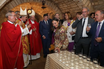 La vicepresidenta de la Junta de Castilla y León y consejera de Familia e Igualdad de Oportunidades, Isabel Blanco(C), junto al consejero de Economía y Hacienda ,Carlos Fernandez Carrieo; a la alcadesa Miriam Andrés; y a la presidenta de la Diputación Angeles Armisén, entre otros, asiste a los actos con motivo de la Festividad de San Antolín, en la imagen beben agua en la cripta de la Catedral