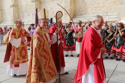 El obispo de Palencia, Miken Garciandia entra en la Catedral para los actos religiosos del día de San Antolín