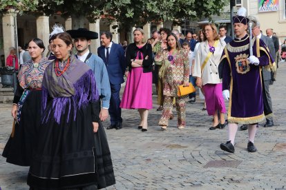 La vicepresidenta de la Junta de Castilla y León y consejera de Familia e Igualdad de Oportunidades, Isabel Blanco(2I), junto al consejero de Economía y Hacienda ,Carlos Fernandez Carrieo; a la alcadesa Miriam Andrés; y a la presidenta de la Diputación Angeles Armisén, entre otros, asiste a los actos con motivo de la Festividad de San Antolín