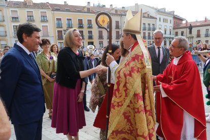 La vicepresidenta de la Junta de Castilla y León y consejera de Familia e Igualdad de Oportunidades, Isabel Blanco(2I), junto al consejero de Economía y Hacienda ,Carlos Fernandez Carrieo; a la alcadesa Miriam Andrés; saluda al obispo Mikel Garciandia, entre otros,en los actos con motivo de la Festividad de San Antolín