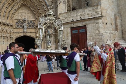 El obispo de Palencia, Miken Garciandia bendice el relicario de San Antolín