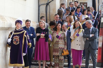 La vicepresidenta de la Junta de Castilla y León y consejera de Familia e Igualdad de Oportunidades, Isabel Blanco(3I), junto al consejero de Economía y Hacienda ,Carlos Fernandez Carrieo; a la alcadesa Miriam Andrés; y a la presidenta de la Diputación Angeles Armisén, entre otros, asiste a los actos con motivo de la Festividad de San Antolín