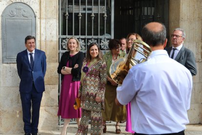 La vicepresidenta de la Junta de Castilla y León y consejera de Familia e Igualdad de Oportunidades, Isabel Blanco(2I), junto al consejero de Economía y Hacienda ,Carlos Fernandez Carrieo; a la alcadesa Miriam Andrés; y a la presidenta de la Diputación Angeles Armisén, entre otros, asiste a los actos con motivo de la Festividad de San Antolín