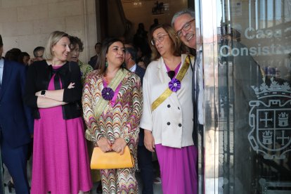 La vicepresidenta de la Junta de Castilla y León y consejera de Familia e Igualdad de Oportunidades, Isabel Blanco(2I), junto al consejero de Economía y Hacienda ,Carlos Fernandez Carrieo; a la alcadesa Miriam Andrés; y a la presidenta de la Diputación Angeles Armisén, entre otros, asiste a los actos con motivo de la Festividad de San Antolín
