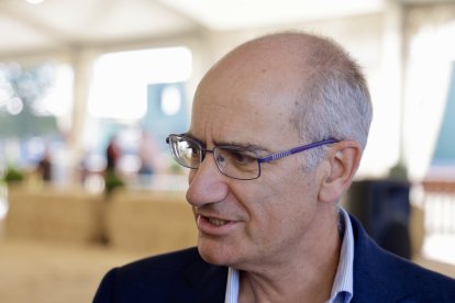 El presidente de la Diputación de Salamanca, Javier Iglesias, informa sobre la subasta nacional de ganado bovino Salamaq24.