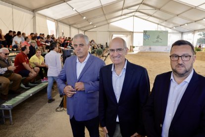 El presidente de la Diputación de Salamanca, Javier Iglesias, informa sobre la subasta nacional de ganado bovino Salamaq24.