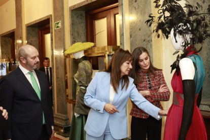 La Reina Letizia entrega los Premios Luis Carandell del Senado