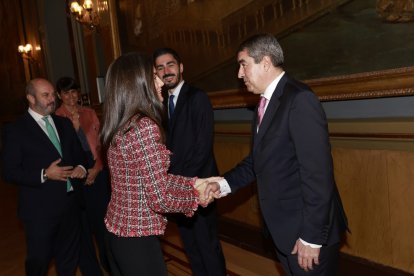La Reina Letizia entrega los Premios Luis Carandell del Senado