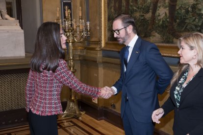 La Reina Letizia entrega los Premios Luis Carandell del Senado