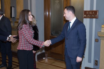 La Reina Letizia entrega los Premios Luis Carandell del Senado