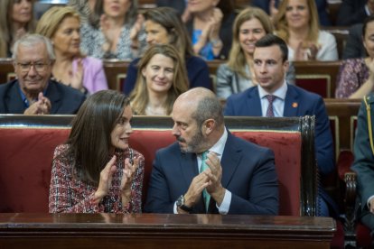La Reina Letizia entrega los Premios Luis Carandell del Senado