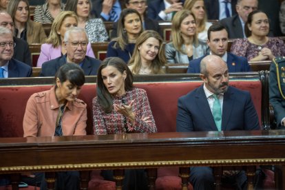 La Reina Letizia entrega los Premios Luis Carandell del Senado
