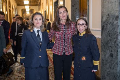 La Reina Letizia entrega los Premios Luis Carandell del Senado