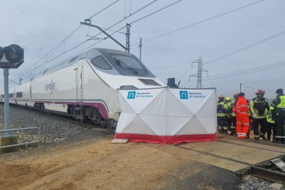 Un Alvia arrolla un turismo en el paso a nivel de Monzón de Campos, en Palencia.