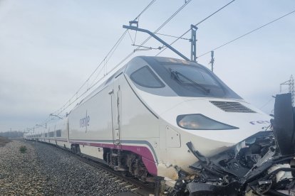 Un Alvia arrolla un turismo en el paso a nivel de Monzón de Campos, en Palencia.