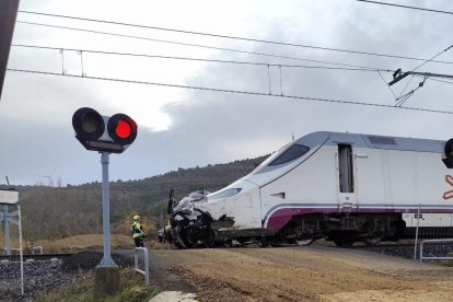 Un Alvia arrolla un turismo en el paso a nivel de Monzón de Campos, en Palencia.