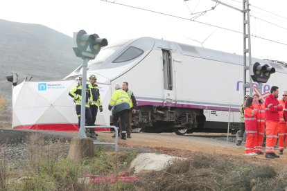 Un Alvia arrolla un turismo en el paso a nivel de Monzón de Campos, en Palencia.