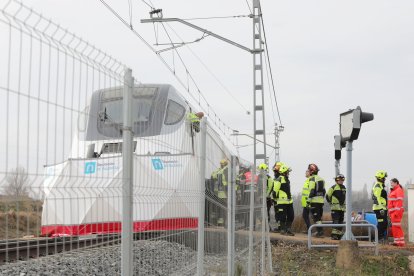 Un Alvia arrolla un turismo en el paso a nivel de Monzón de Campos, en Palencia.