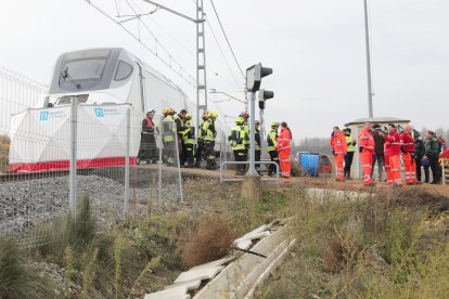Un Alvia arrolla un turismo en el paso a nivel de Monzón de Campos, en Palencia.