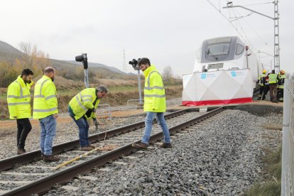 Un Alvia arrolla un turismo en el paso a nivel de Monzón de Campos, en Palencia.