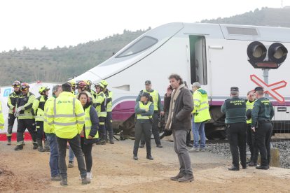 Un Alvia arrolla un turismo en el paso a nivel de Monzón de Campos, en Palencia.