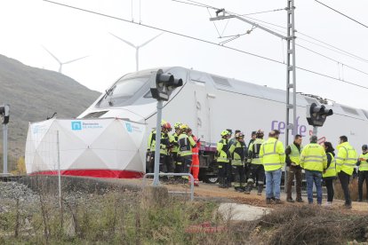 Un Alvia arrolla un turismo en el paso a nivel de Monzón de Campos, en Palencia.