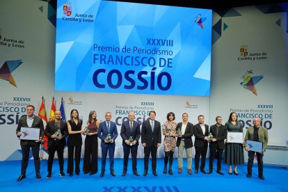 Los premiados con el presidente de la Junta, en la foto de familia.