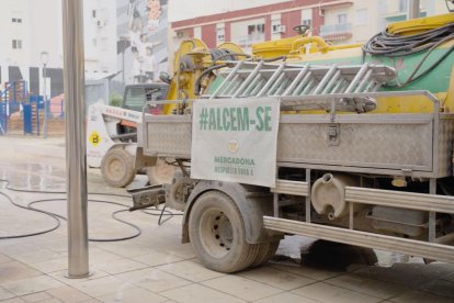 Maquinaria de Mercadona utilizada en trabajos de reacondicionamiento en Valencia.