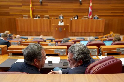 El 'popular' Pablo Trillo y Pedro Pascual, ayer durante el pleno.