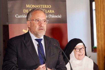 El presidente de las Cortes, Carlos Pollán, presenta la feria 'Dulce Tentación'.