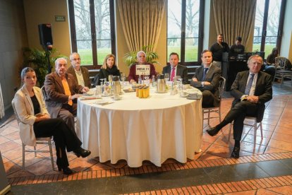 Invitados al Club de prensa de El Mundo 'Conversaciones políticas con Óscar Puente'