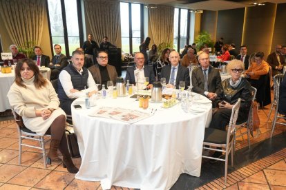 Invitados al Club de prensa de El Mundo 'Conversaciones políticas con Óscar Puente'