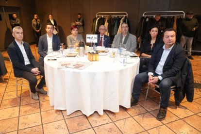 Invitados al Club de prensa de El Mundo 'Conversaciones políticas con Óscar Puente'