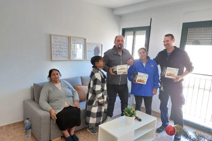 Una de las familias que cenará productos de la empresa Cascajares